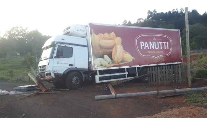 Laranjeiras - Motorista perde o controle e caminhão cai em ribanceira no trevo da UFFS